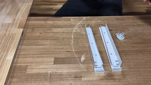 DIY系YouTuberが紹介した折りたたみテーブルの作り方