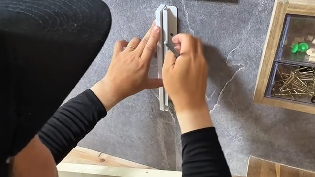 DIY系YouTuberが紹介した折りたたみテーブルの作り方