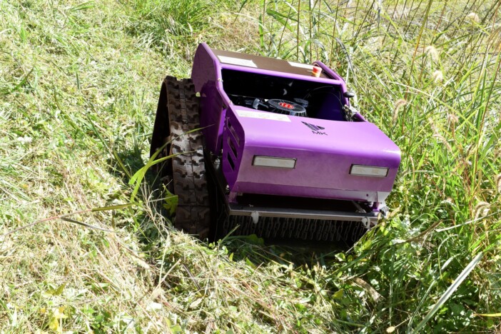 玩具でなくて実はガチ仕様、45度の斜面でも安全に草刈り　エムケー精工のラジコン草刈機『タフカル』