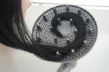 ディフューザーで癖毛を活かしたセットをする様子
