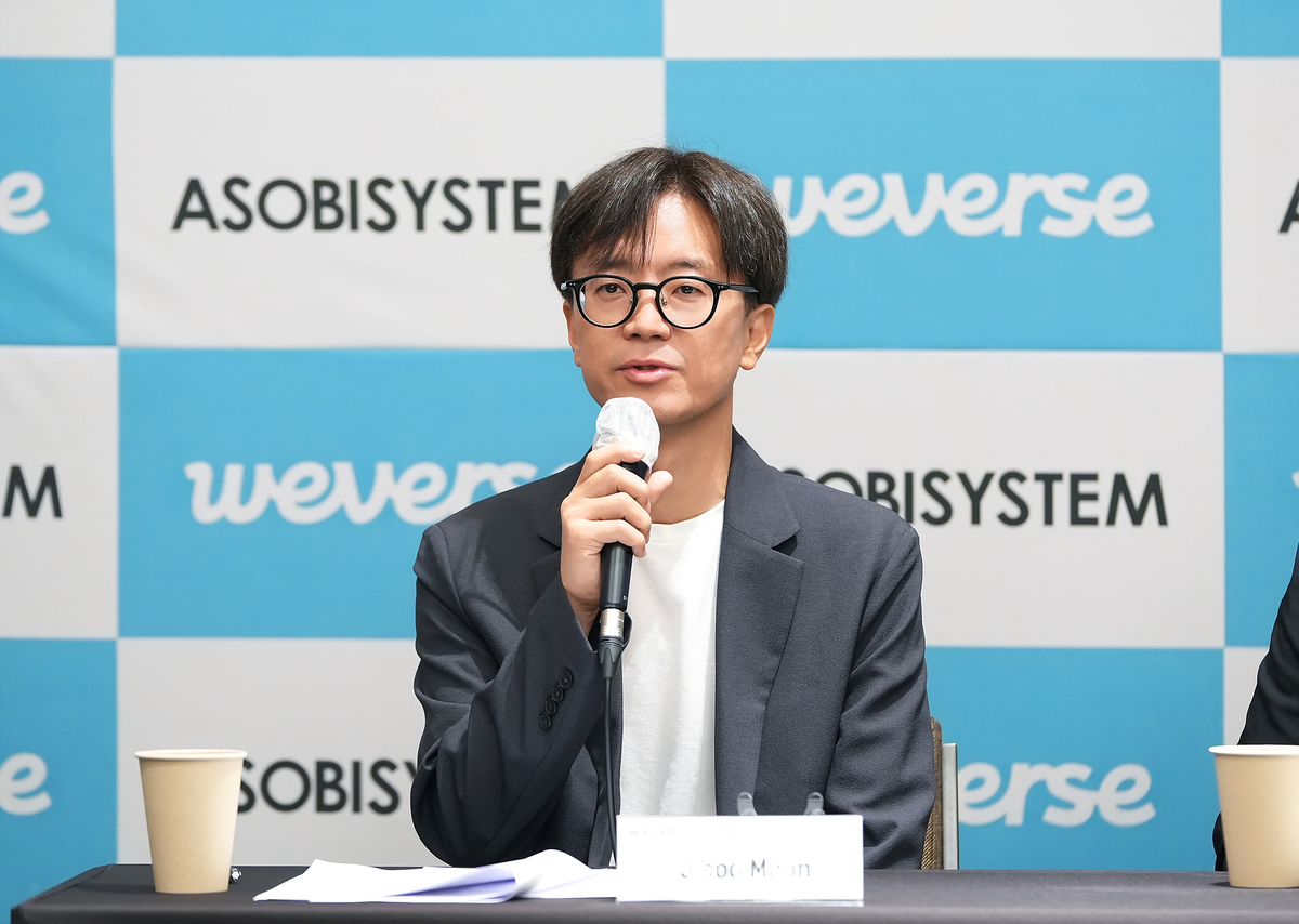 Weverse Japan 代表取締役社長のムン・ジス氏、アソビシステム代表取締役 中川悠介氏