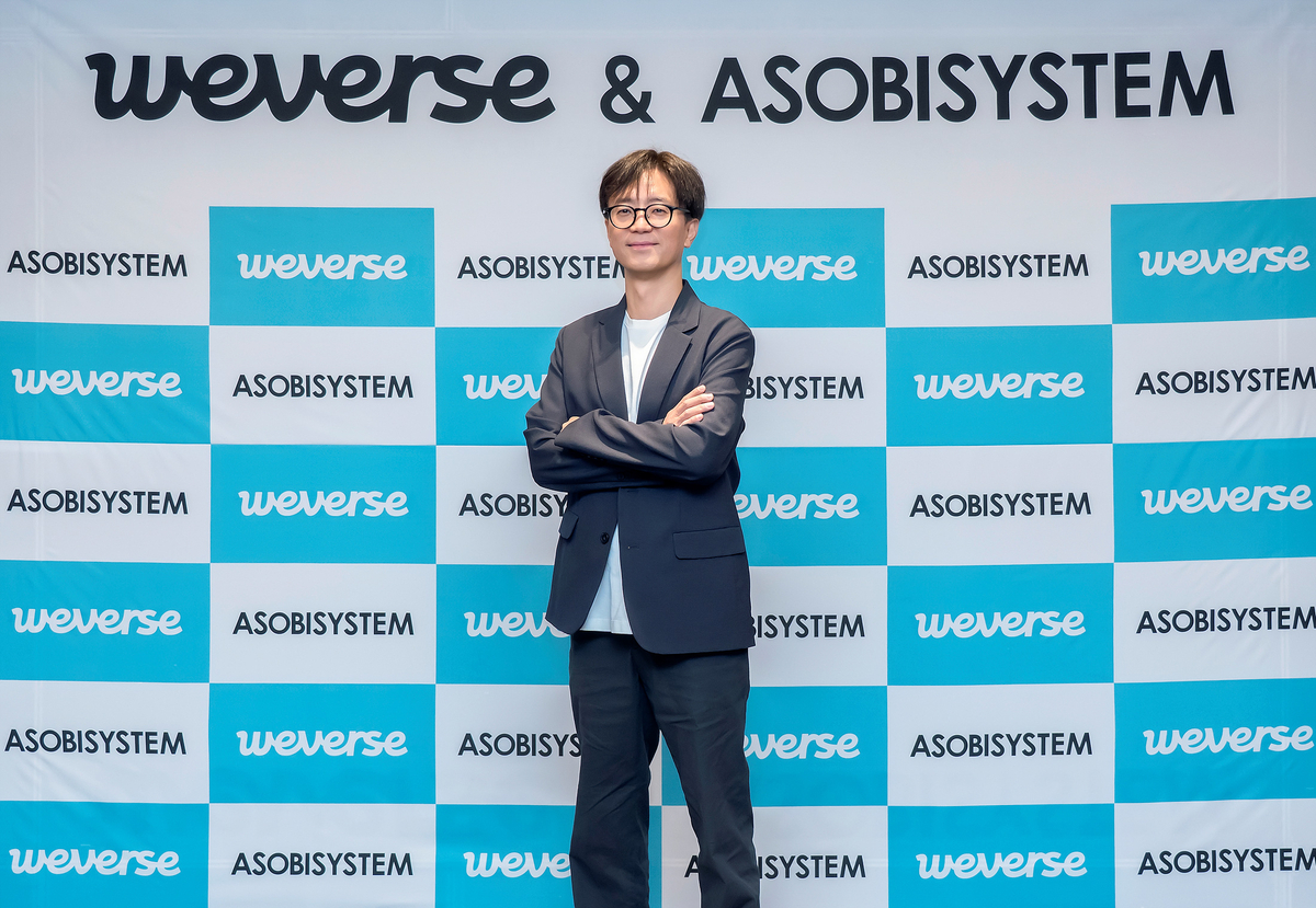 Weverse Japan 代表取締役社長のムン・ジス氏、アソビシステム代表取締役 中川悠介氏