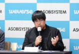 Weverse Japan 代表取締役社長のムン・ジス氏、アソビシステム代表取締役 中川悠介氏