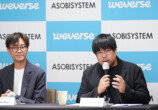 Weverse Japan 代表取締役社長のムン・ジス氏、アソビシステム代表取締役 中川悠介氏