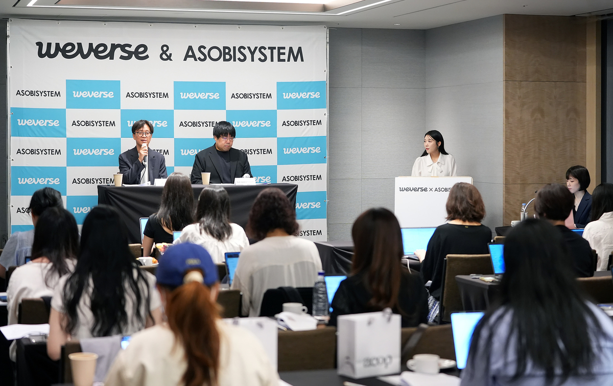 Weverse Japan 代表取締役社長のムン・ジス氏、アソビシステム代表取締役 中川悠介氏