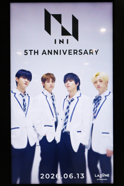 「INI 5TH ANNIVERSARY」広告