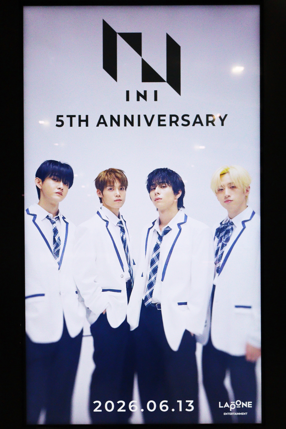 「INI 5TH ANNIVERSARY」広告