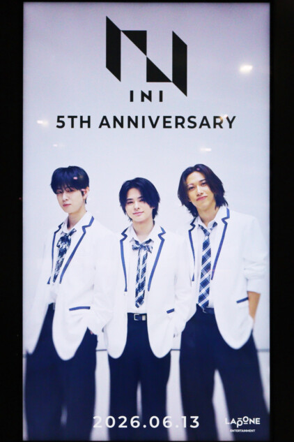 「INI 5TH ANNIVERSARY」広告