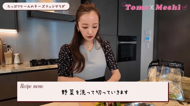 豪華な自宅のキッチンで料理をする板野友美