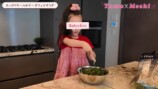 豪華な自宅のキッチンで料理をする板野友美