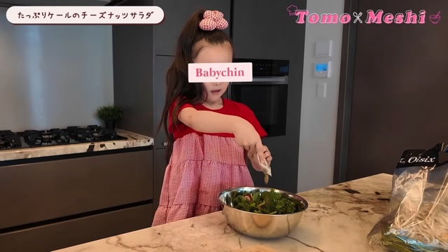豪華な自宅のキッチンで料理をする板野友美