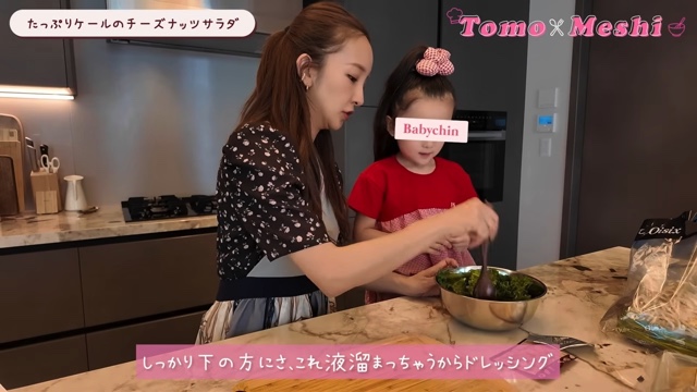 豪華な自宅のキッチンで料理をする板野友美