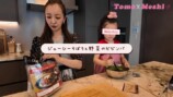 豪華な自宅のキッチンで料理をする板野友美