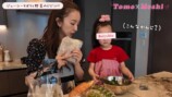 豪華な自宅のキッチンで料理をする板野友美