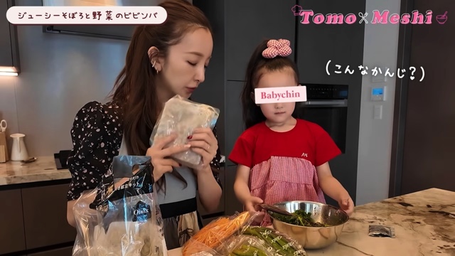 豪華な自宅のキッチンで料理をする板野友美