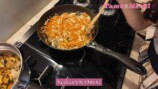 豪華な自宅のキッチンで料理をする板野友美