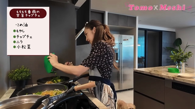 豪華な自宅のキッチンで料理をする板野友美
