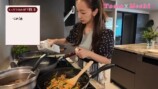豪華な自宅のキッチンで料理をする板野友美
