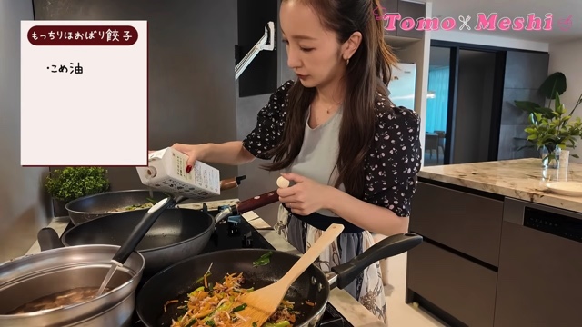 豪華な自宅のキッチンで料理をする板野友美