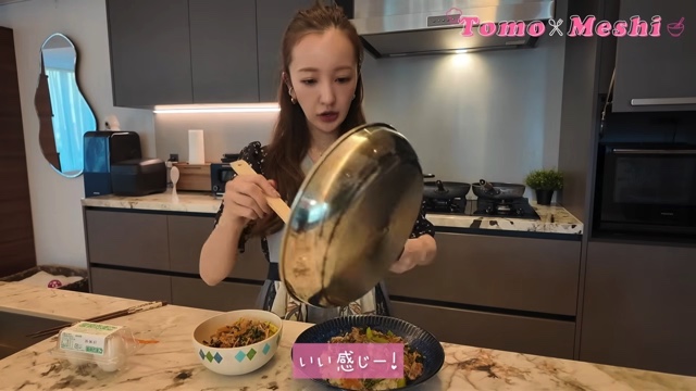 豪華な自宅のキッチンで料理をする板野友美