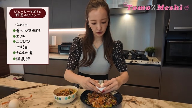 豪華な自宅のキッチンで料理をする板野友美