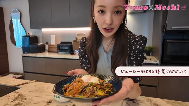 豪華な自宅のキッチンで料理をする板野友美