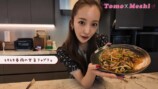 豪華な自宅のキッチンで料理をする板野友美