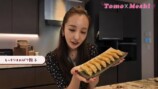 豪華な自宅のキッチンで料理をする板野友美