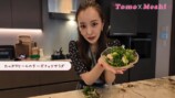 豪華な自宅のキッチンで料理をする板野友美