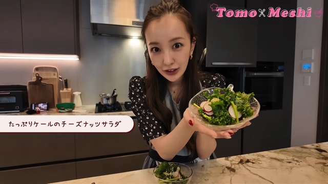 豪華な自宅のキッチンで料理をする板野友美