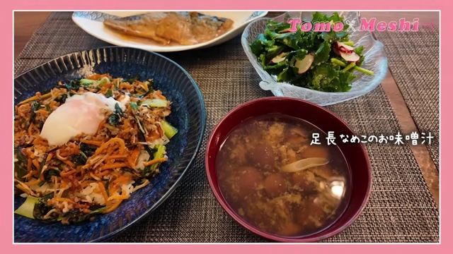 豪華な自宅のキッチンで料理をする板野友美