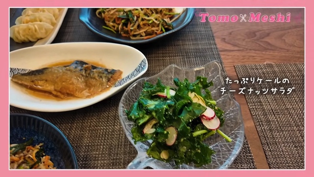 豪華な自宅のキッチンで料理をする板野友美