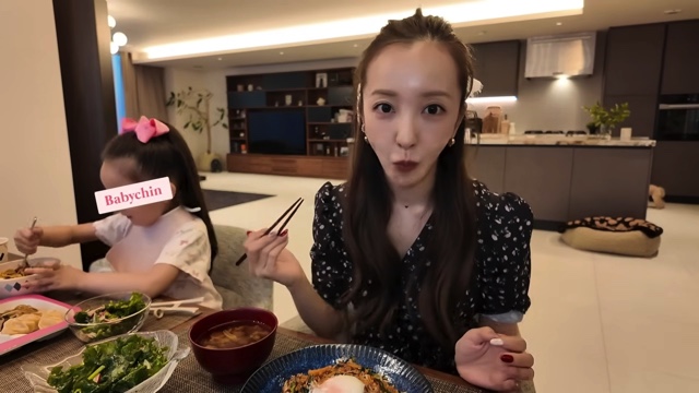豪華な自宅のキッチンで料理をする板野友美