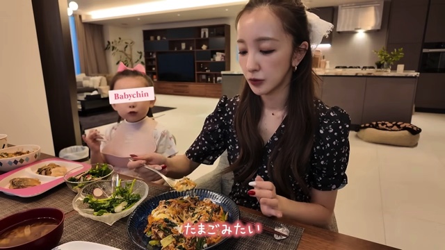 豪華な自宅のキッチンで料理をする板野友美
