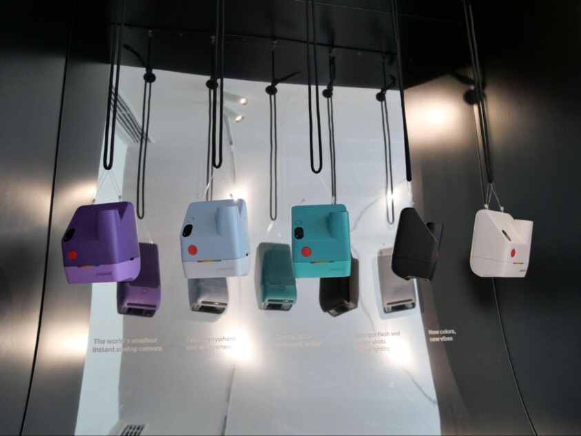 カラーはWhite、Black、Purple、Light Blue、Teal