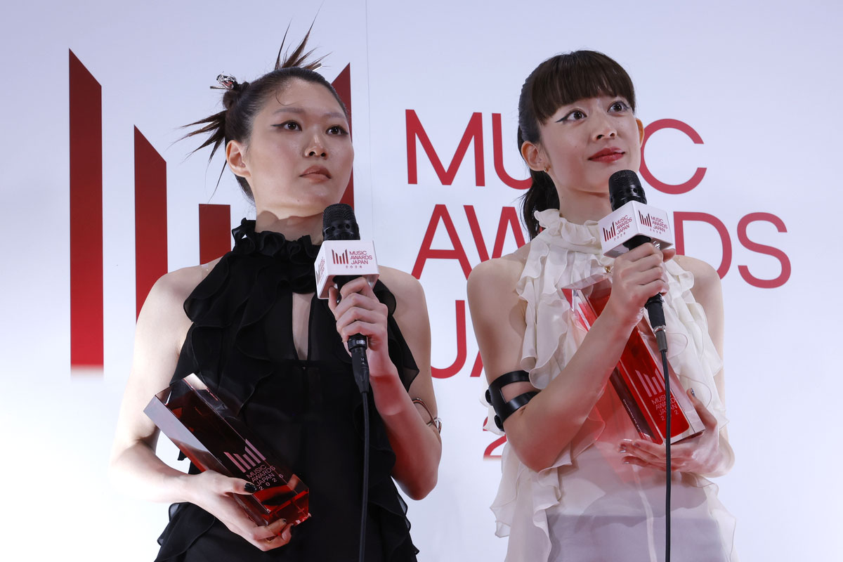 『MUSIC AWARDS JAPAN 2026』囲み取材に登場した羊文学（写真＝池村隆司）