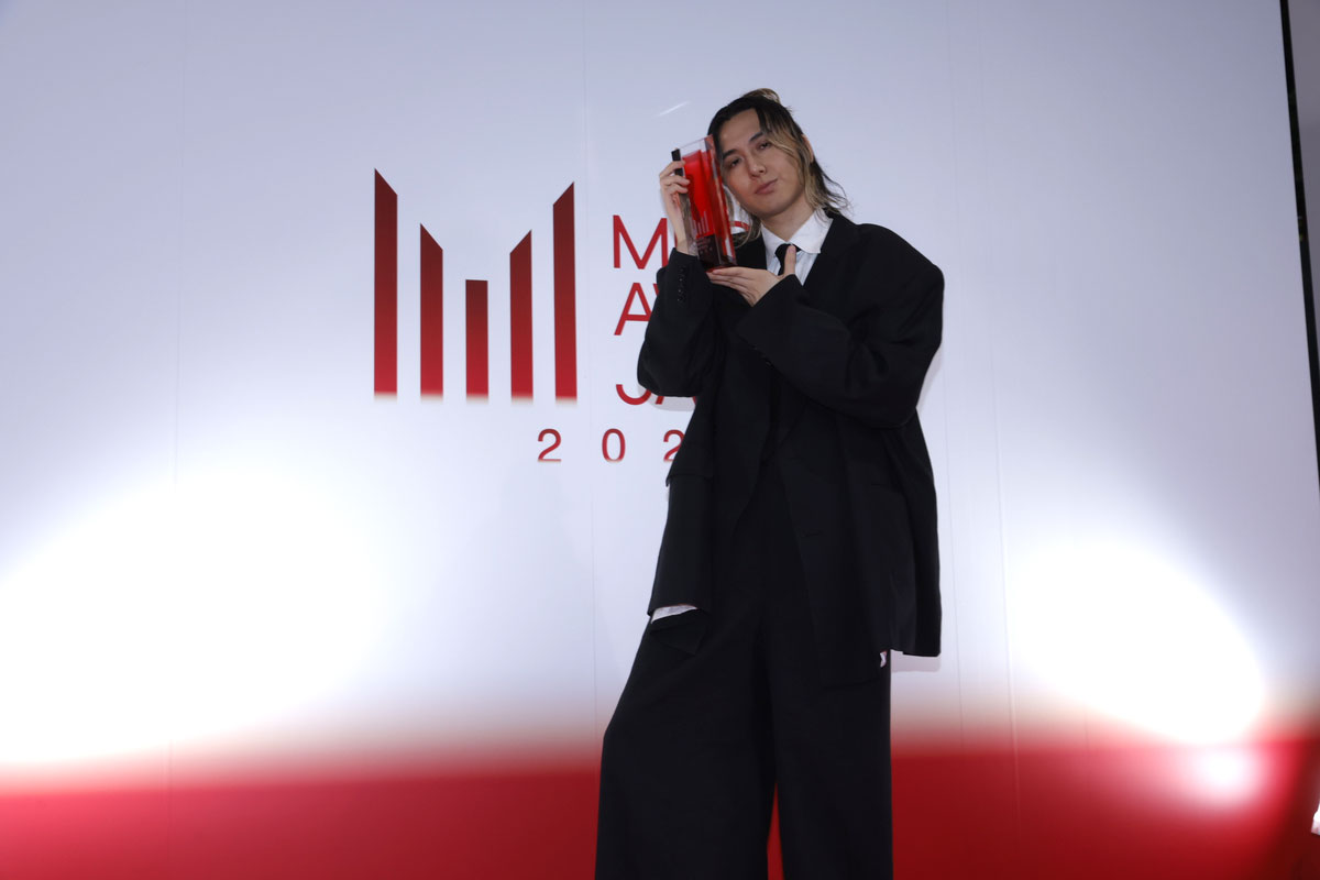『MUSIC AWARDS JAPAN 2026』囲み取材に登場した藤井 風(Fujii Kaze)(写真=池村隆司)