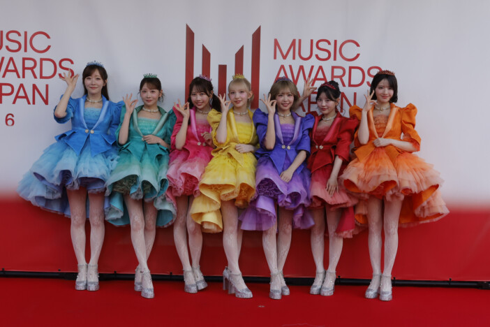 FRUITS ZIPPER、美脚際立つミニ丈衣装で『MUSIC AWARDS JAPAN 2026』レッドカーペットに登場