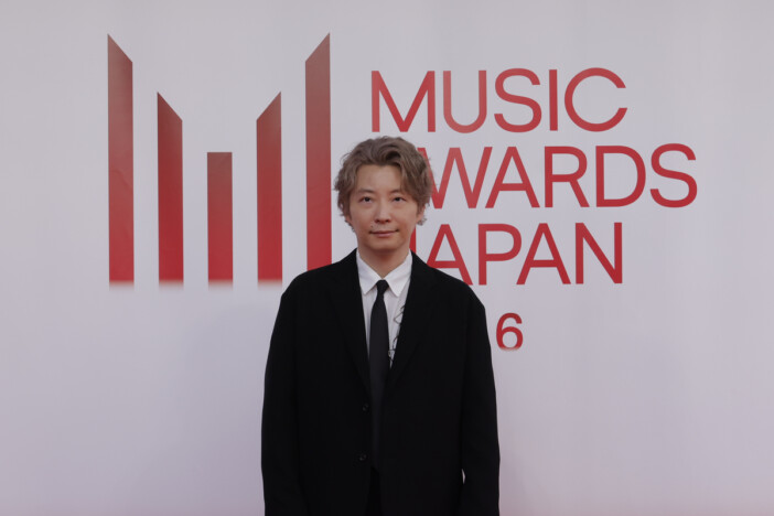 星野源『MAJ』レッドカーペット登場