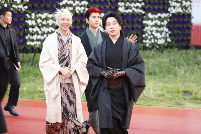 Mrs. GREEN APPLE、華やかな和装姿で『MUSIC AWARDS JAPAN 2026』レッドカーペットにサプライズ登場