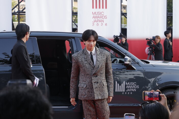 中島健人、シックなスーツで『MUSIC AWARDS JAPAN 2026』レッドカーペットに登場