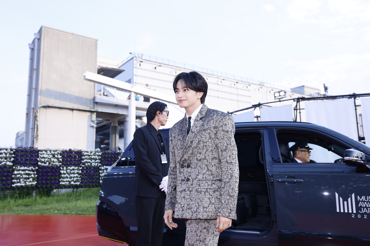 豪華アーティストが煌びやかな衣装で勢揃い オフィシャル写真で振り返る『MUSIC AWARDS JAPAN 2026』レッドカーペットの画像1-2
