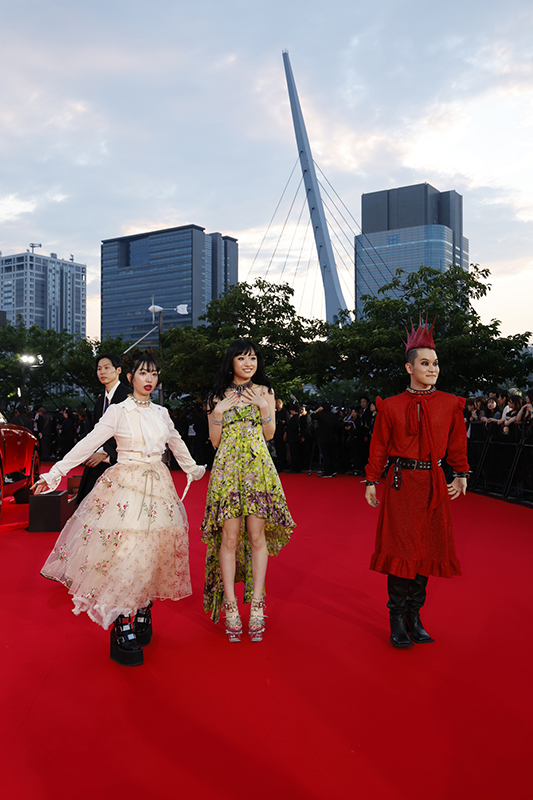豪華アーティストが煌びやかな衣装で勢揃い　オフィシャル写真で振り返る『MUSIC AWARDS JAPAN 2026』レッドカーペットの画像10-3