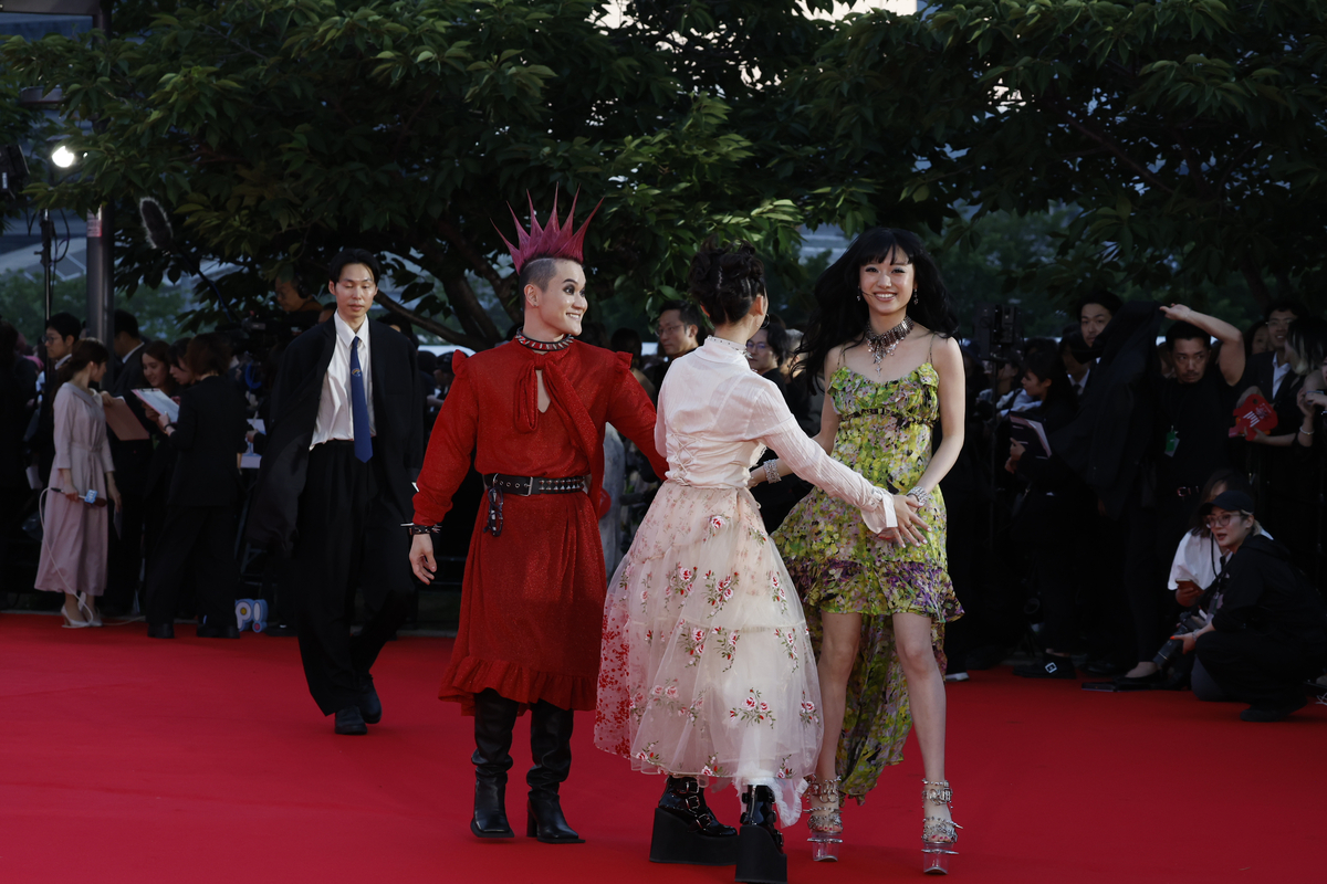 豪華アーティストが煌びやかな衣装で勢揃い　オフィシャル写真で振り返る『MUSIC AWARDS JAPAN 2026』レッドカーペットの画像10-2