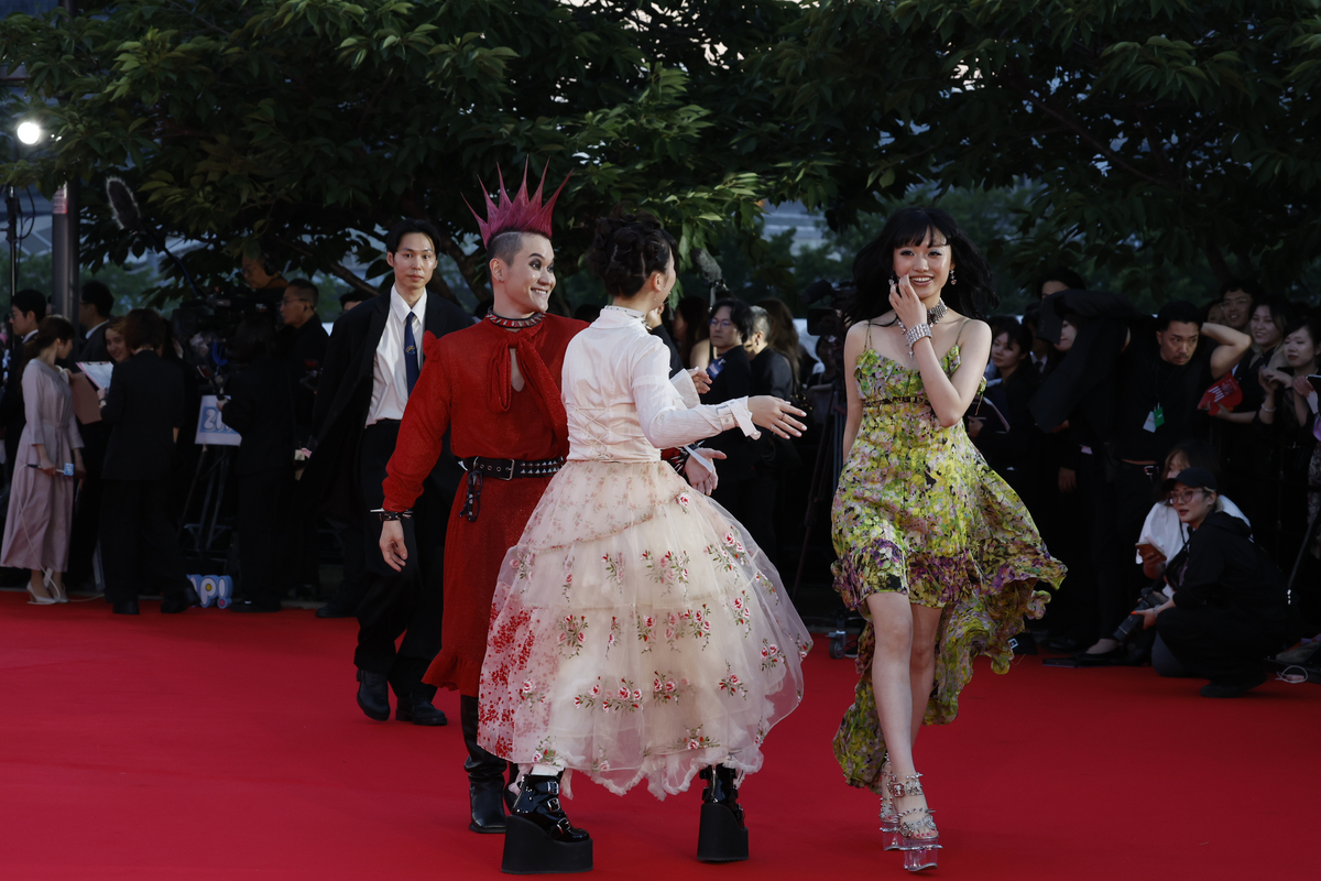 豪華アーティストが煌びやかな衣装で勢揃い　オフィシャル写真で振り返る『MUSIC AWARDS JAPAN 2026』レッドカーペットの画像10-1