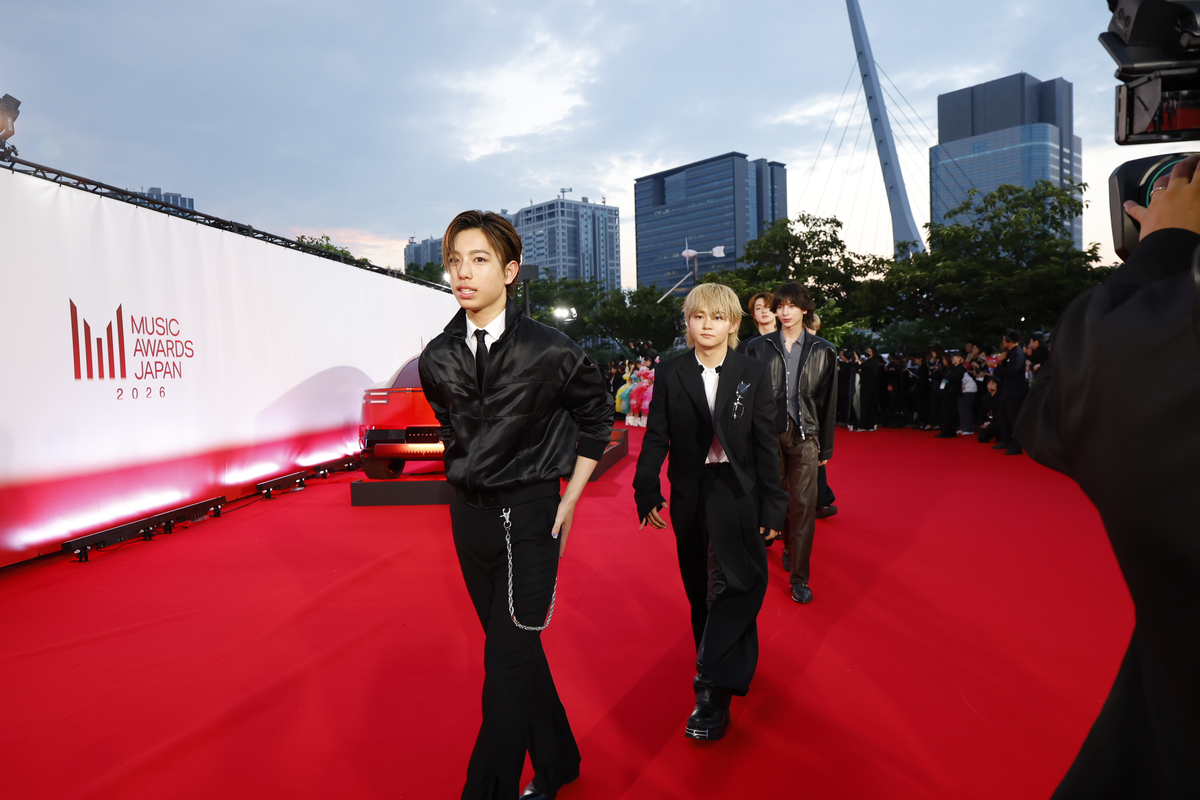 豪華アーティストが煌びやかな衣装で勢揃い　オフィシャル写真で振り返る『MUSIC AWARDS JAPAN 2026』レッドカーペットの画像3-2