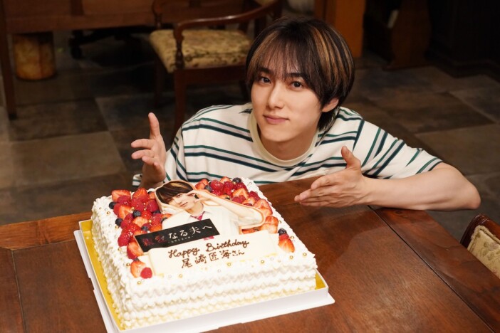 INI 尾崎匠海27歳の誕生日を『親愛なる夫へ』撮影現場で祝福　「全力で尽くします」