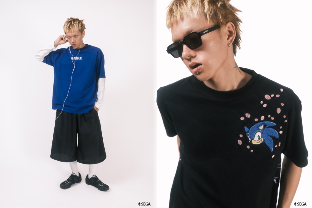 左：SONIC Tee (モデル身長 175cm XXLサイズ着用) / 右：SONIC IN THE HOKUSAI Tee (モデル身長 175cm XLサイズ着用)