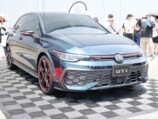 会場内で展示された車