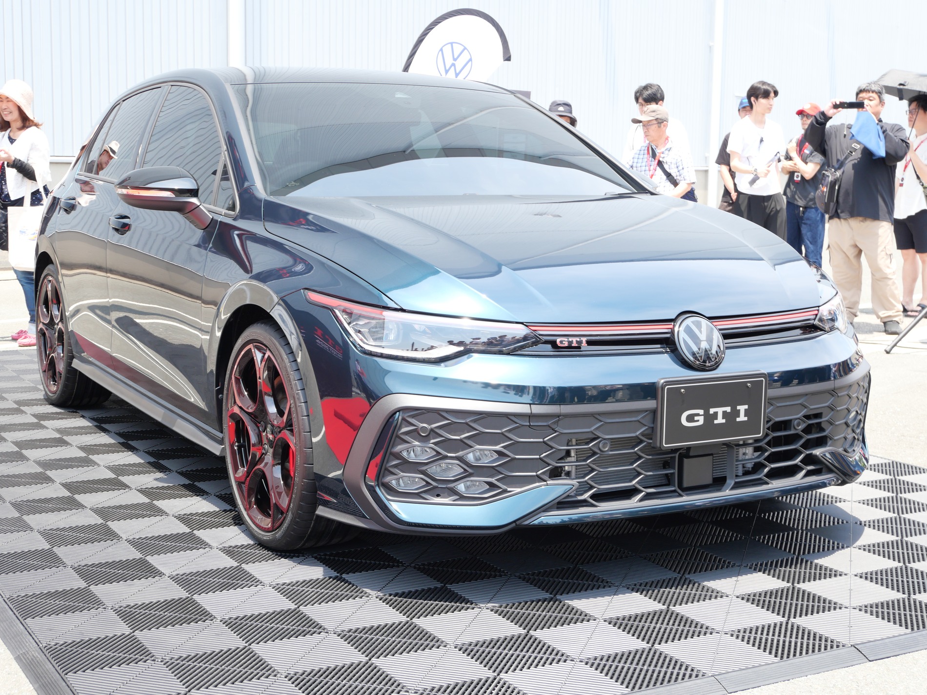 会場内で展示された車